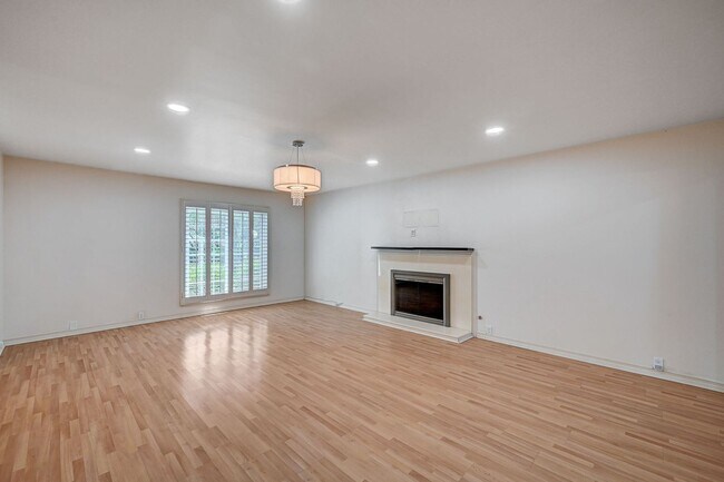 Building Photo - 578 Tam O Shanter