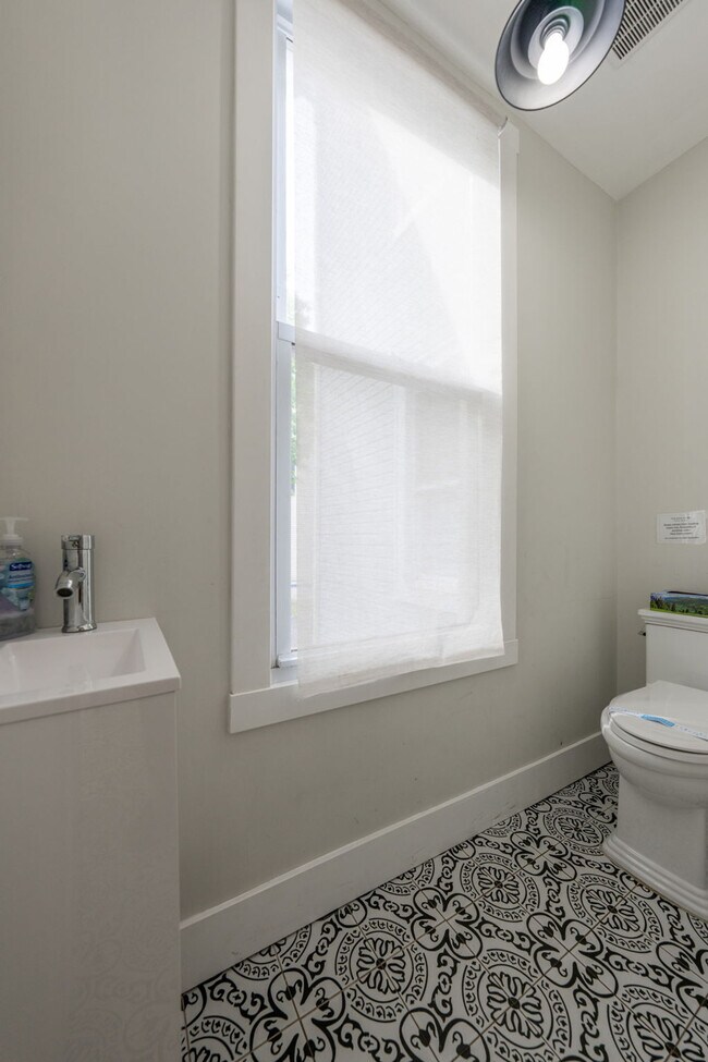 Building Photo - 139 W 4th Ave