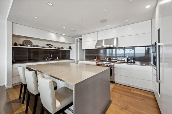 Building Photo - Millennium Tower - 2 bedrooms + den