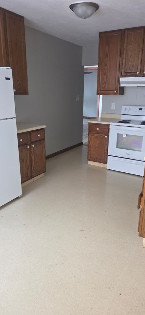 Building Photo - Welcome home! This beautiful and roomy 2-bedroom house is tucked away in a peaceful area and incl...