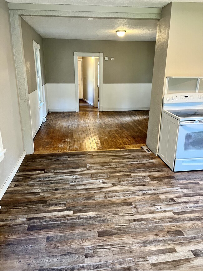 Building Photo - 729 W Cavour Ave