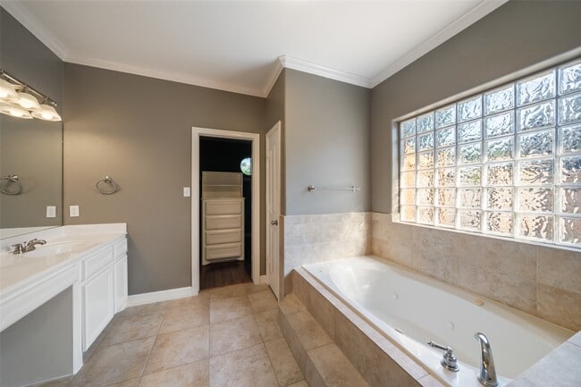 Building Photo - 1019 Monarch Oak Dr