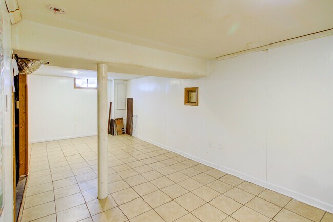 Building Photo - 824 Wabank St