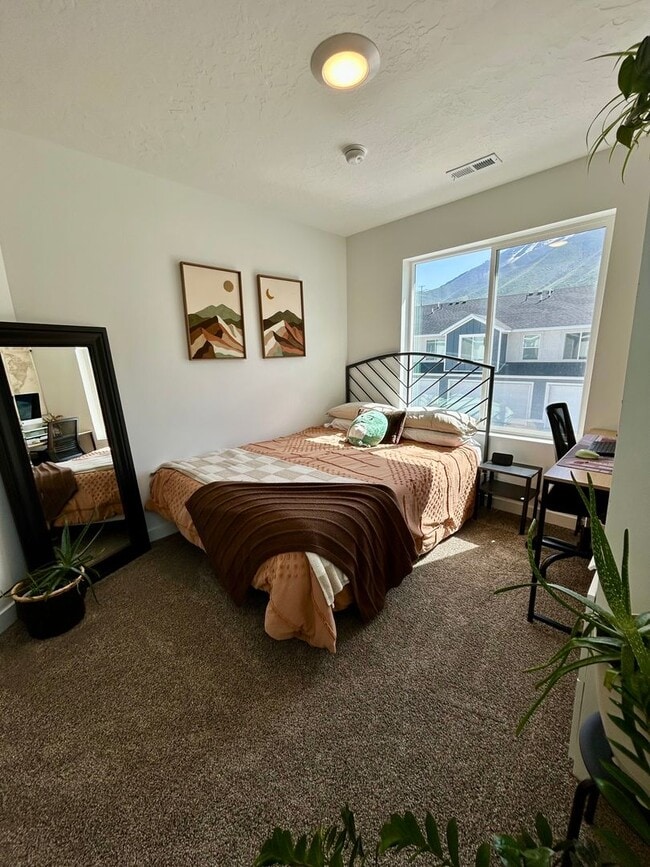 Building Photo - End Unit 3 bed 2 bath Townhome in Spanish ...