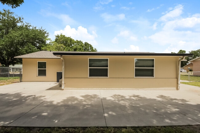 Building Photo - 204 Lily Pad Ln