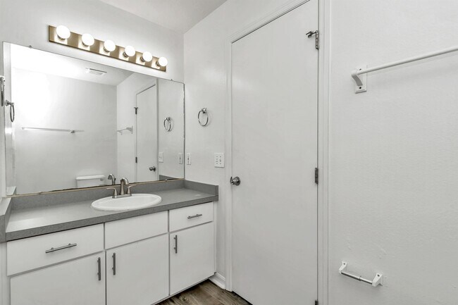 Building Photo - 2405 SE 46th Ct