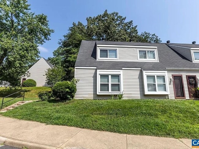 Building Photo - One Bedroom Townhouse