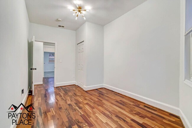 Building Photo - Spacious Apartment with Outdoor space
