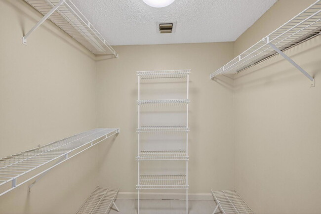 Building Photo - 7214 S Devon Dr