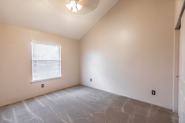 Building Photo - Gorgeous 4 bedroom 2.5 bath home in NorthEast El Paso!!