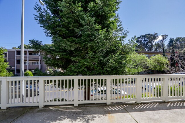 Building Photo - 3 Bed / 2.5 Bath beautiful end unit townhome with tons of upgrades. YouTube Tour!!