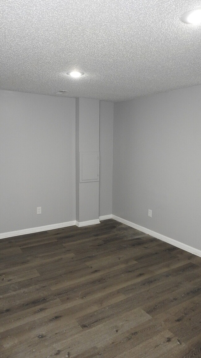 Building Photo - Welcome home to this spacious 3 bedrooms and 2 full baths duplex located on Orchard St in Pleasan...