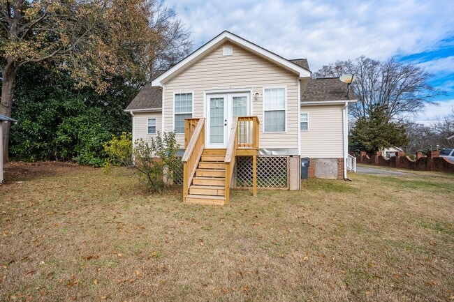 Building Photo - Beautiful 3 BR, 3BA Home-District 1 Schools, Walking Distance to Downtown Inman