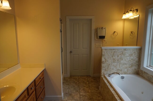 Building Photo - 3 Bedroom 2.5 Bathroom with a Bonus Room located in Creeks Edge Subdivision in Sneads Ferry!