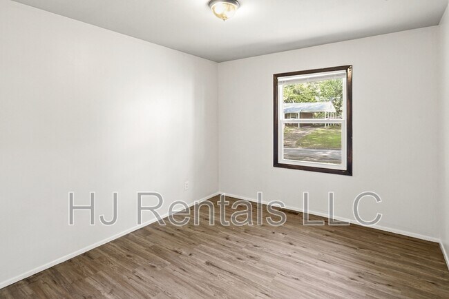 Building Photo - 1738 Bradshaw Dr