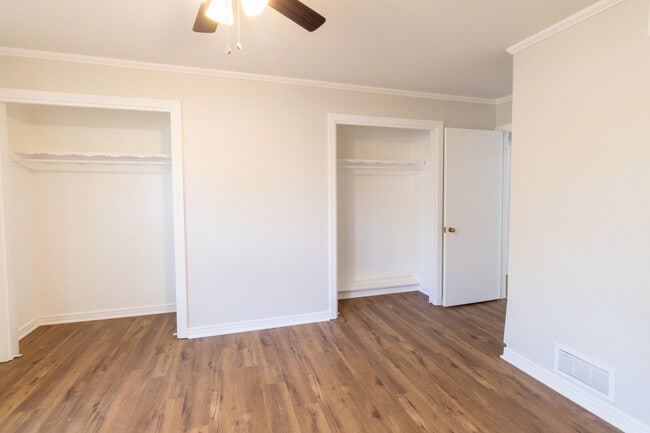 Building Photo - 2400 Hampstead Ln