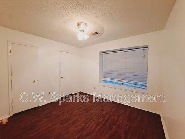 Building Photo - 4617 Sandera Ln