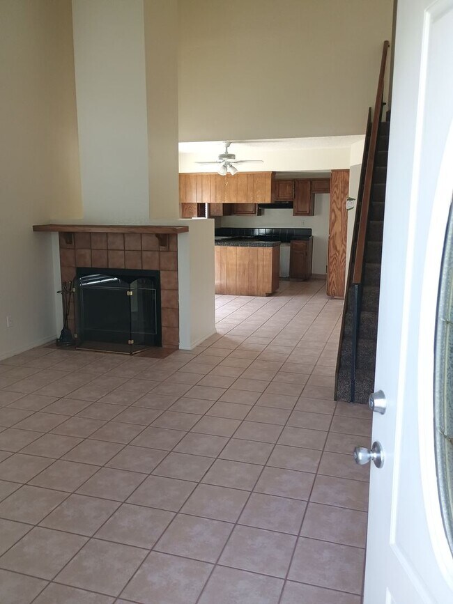 Building Photo - 3 Bedroom 2 Story Home