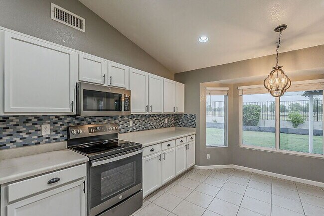 Building Photo - 841 N Hillridge