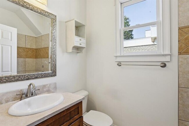 Building Photo - 546 Highland Ave NE