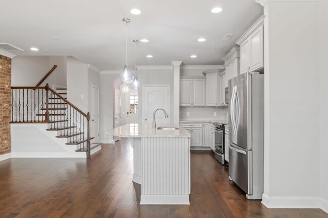 Building Photo - 1444 Channing Dr