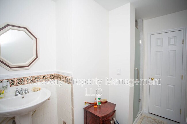 Building Photo - 90 Clubhouse Rd