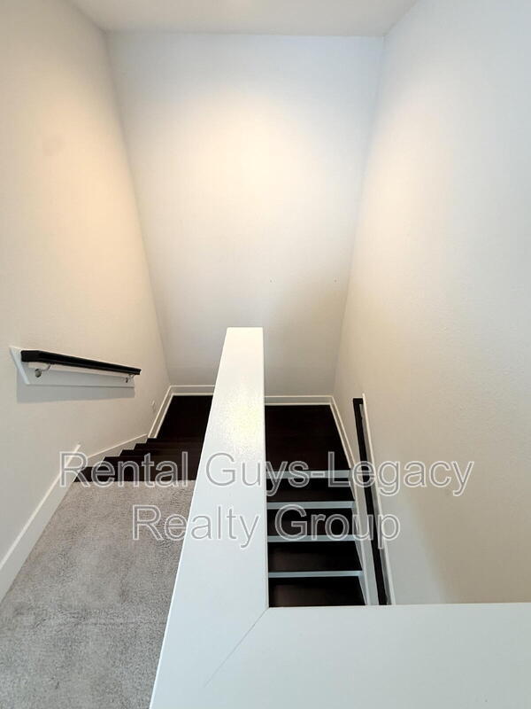 Building Photo - 409 Crestview Dr