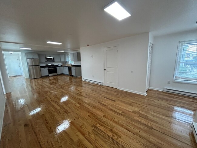 Building Photo - Newly Renovated 5 Bedroom 2 Bathroom Singl...