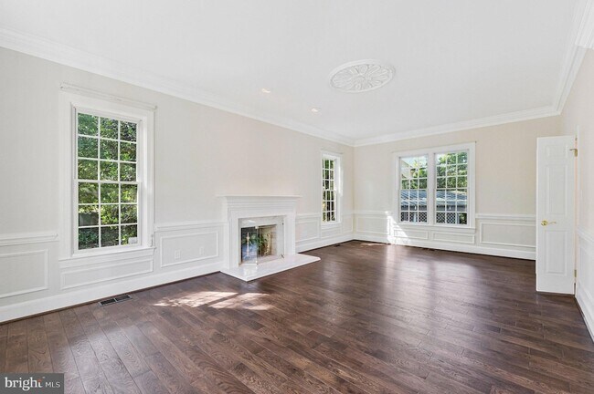 Building Photo - 10034 Scenic View Terrace