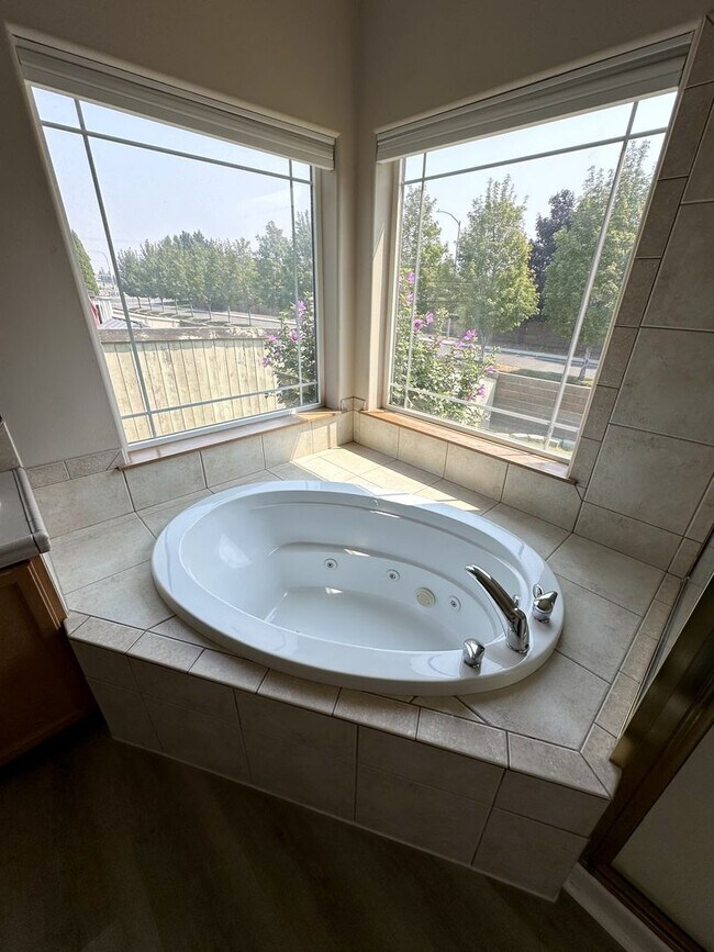 Building Photo - Breathtaking Rambler in Richland