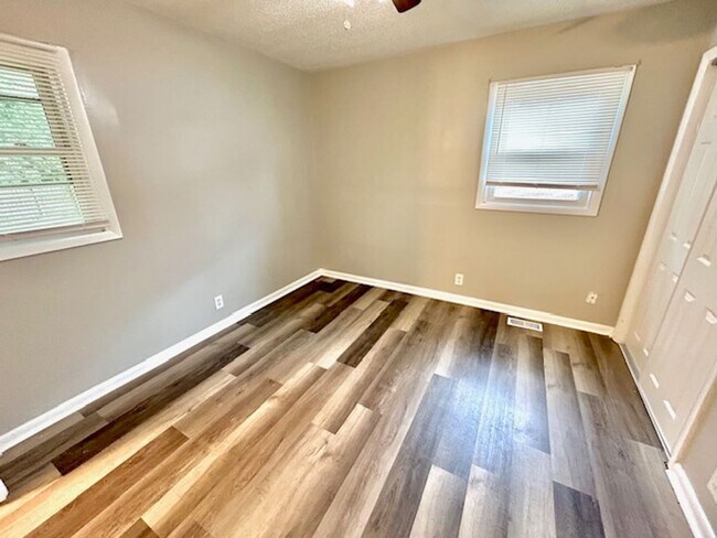 Building Photo - Lovely 3 Bedroom, 1.5 Bath with bonus room Available Now!- $1350 with a one-year commitment and t...