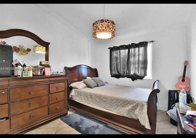 Building Photo - 985 NE 33rd Terrace