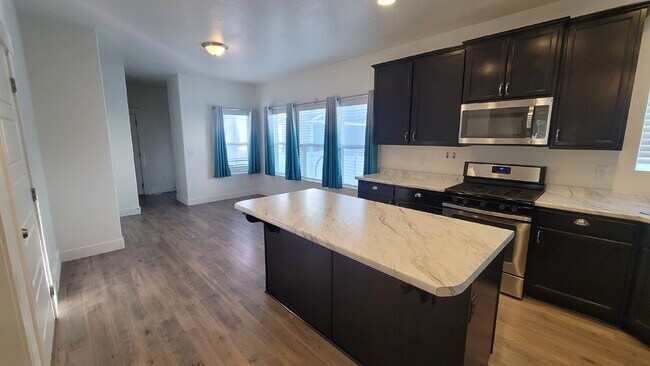 Building Photo - 3 bed 2.5 bath home for Rent. Pet Friendly!