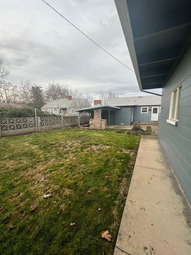 Building Photo - Charming three bedroom/one bath Medford Home | Available Now!