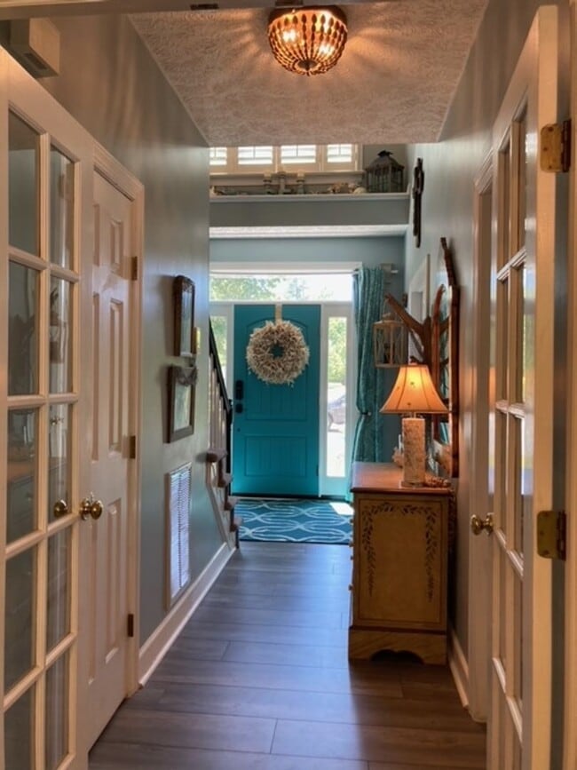 Building Photo - 117 Runaway Ln