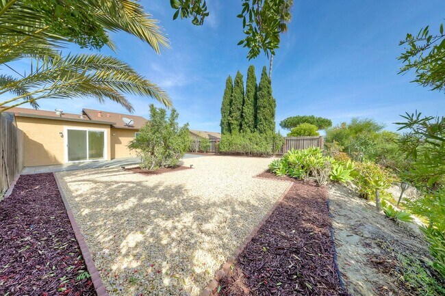 Building Photo - Charming 55+ Fully Remodeled 2 Br. 1 Ba. Duplex - Sunny Hills