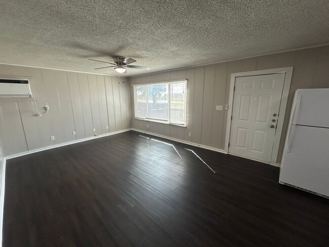 Building Photo - 1/1 Duplex / Fridge, Washer & Dryer Included  / Large Front Deck / Small Fenced in Side Yard/ NBISD
