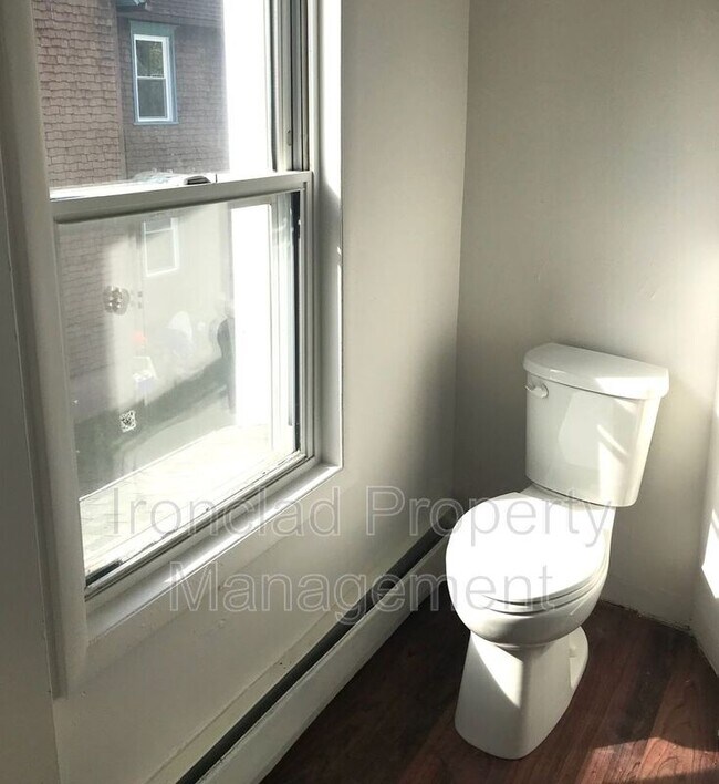 Building Photo - 12 Silver St