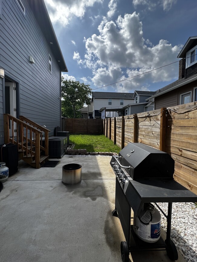 Building Photo - 1072 Zophi St