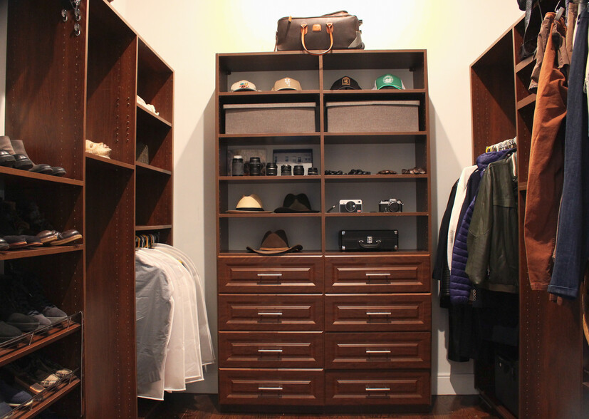 Walk-in closet master bedroom - 225 Dorchester St
