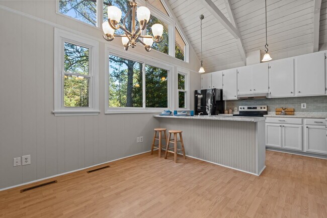 Building Photo - 53 Pine Lake Dr