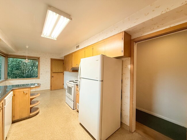 Building Photo - Beautiful 4 Bedroom Home with Fully Fenced Backyard!