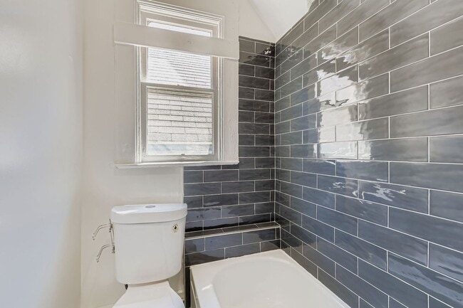 Building Photo - Charming Upper-Level 2 bed 1 bath Unit in ...
