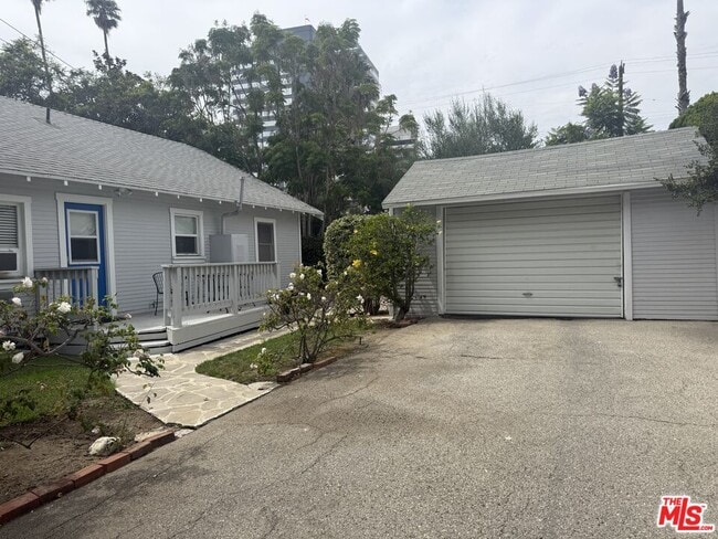 Building Photo - 1316 S Bundy Dr