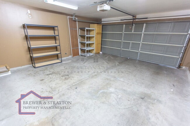 Building Photo - 2102 E Spruce Dr