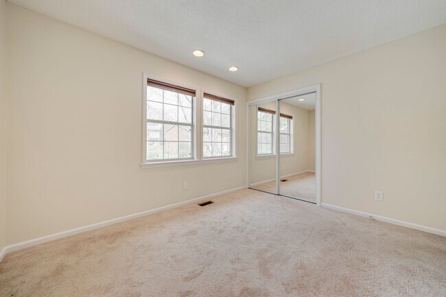 Building Photo - Available April! Convenient 2 BR/2.5BA Townhome