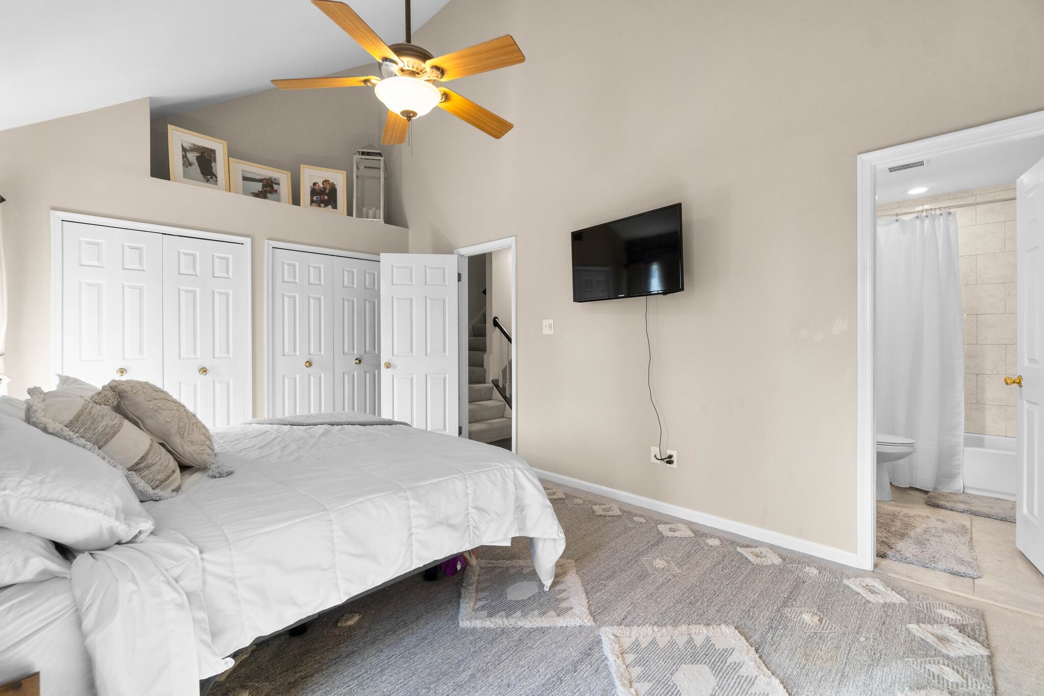 primary bedroom with two closets and full bathroom - 44046 Aberdeen Ter