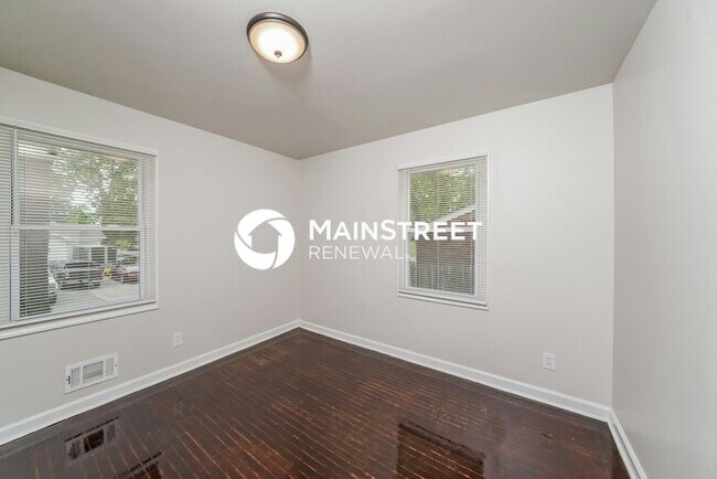 Building Photo - 3 Bedroom Pet-Friendly Home in Louisville, KY with Main Street Renewal