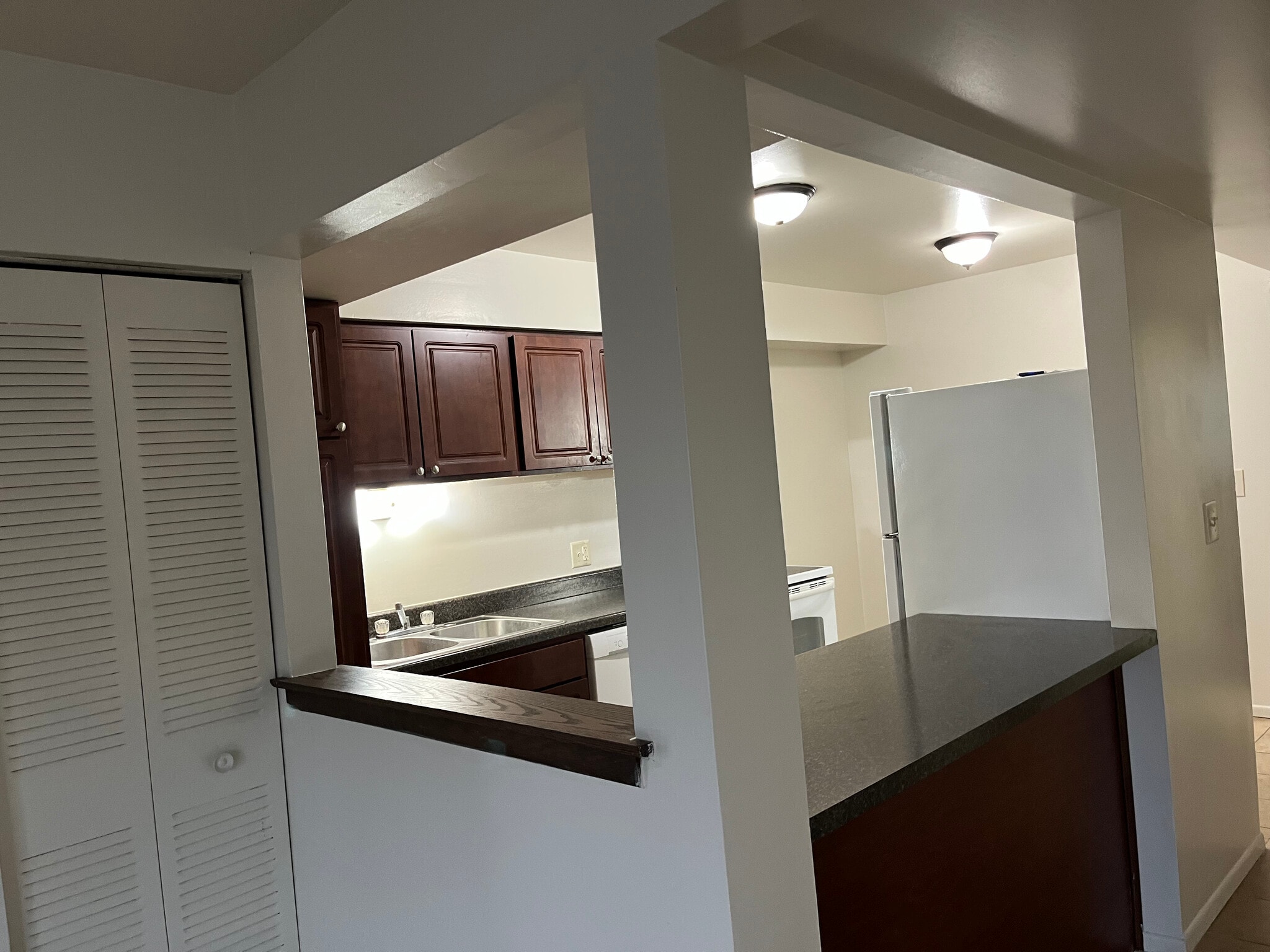 Building Photo - 3219 W Lake Ave