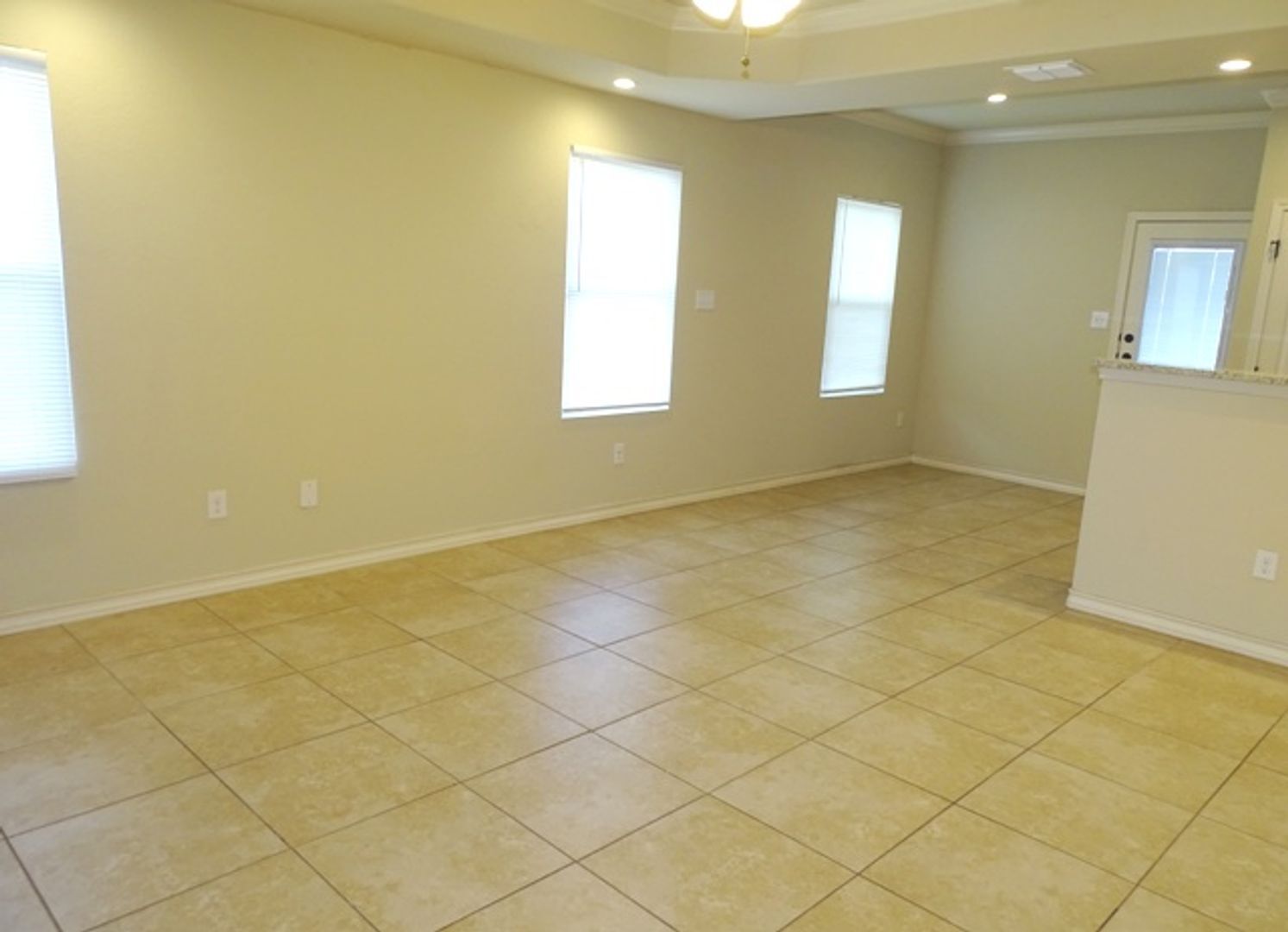 Building Photo - 7054 Lakeview Dr